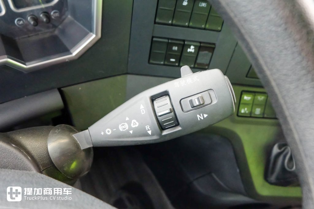 这台重卡发动机排量只有2.5升!综合续航超1400KM,联合重卡云凤凰增程混动牵引车实拍