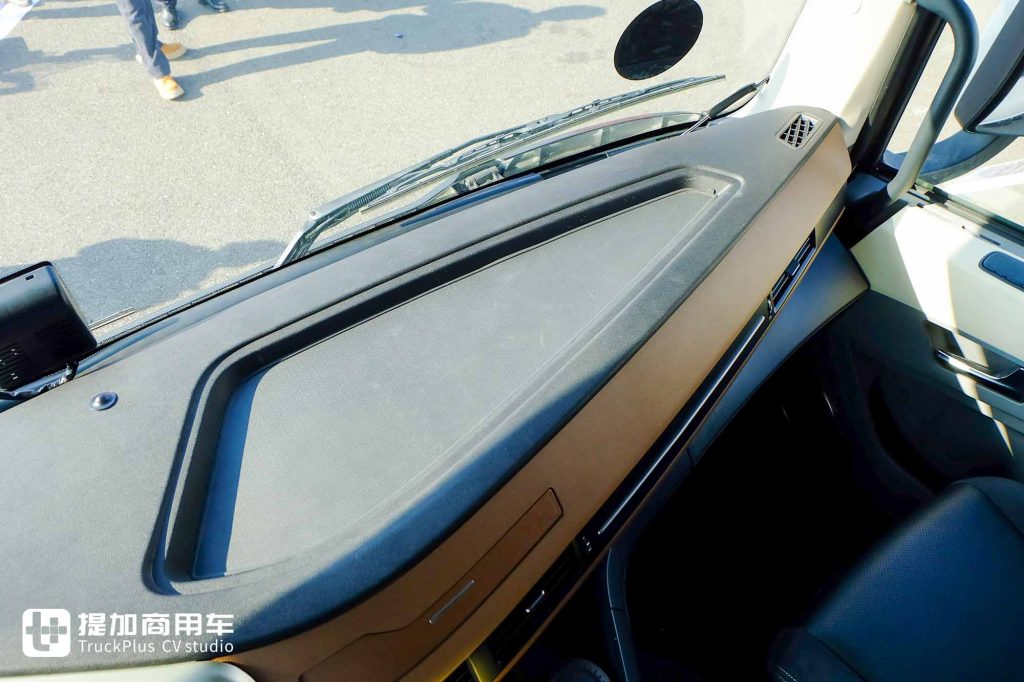 600匹的东方力量！东风新疆畅行X9出口版牵引车实拍，和国内版有何不同？