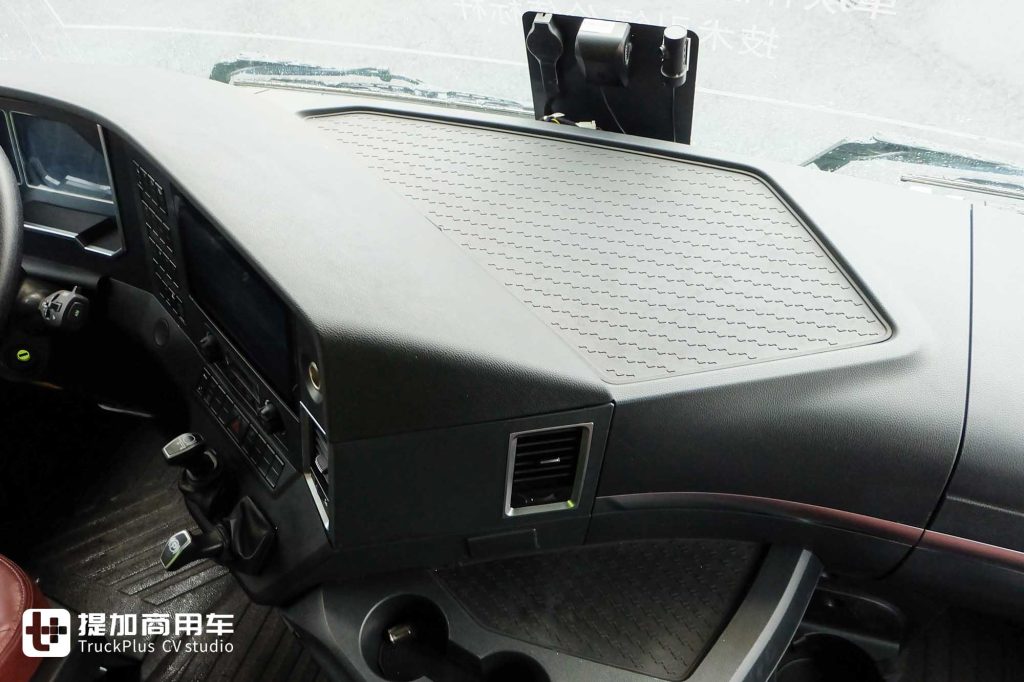 这台重卡发动机排量只有2.5升!综合续航超1400KM,联合重卡云凤凰增程混动牵引车实拍