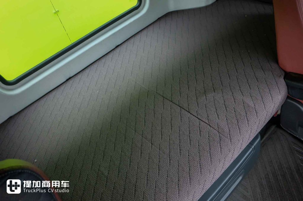 这台重卡发动机排量只有2.5升!综合续航超1400KM,联合重卡云凤凰增程混动牵引车实拍