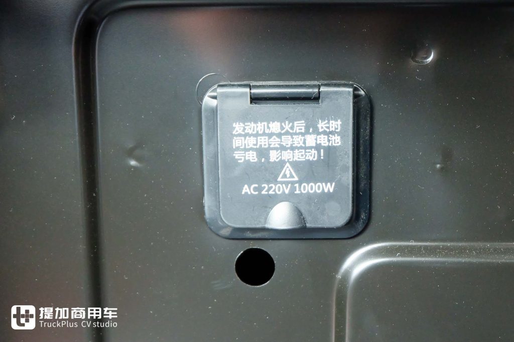 660匹马力+3000L超大气瓶！还带官方外观改装，这台解放J7 LNG牵引车不一般