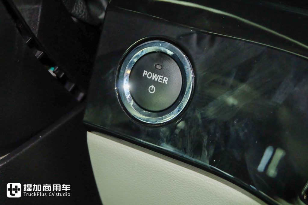 720马力3600牛·米！它是燃气车的“最强王者”？欧曼银河7天然气牵引车实拍