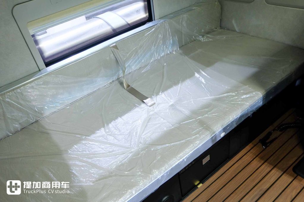 6㎡超大驾驶室！更有660匹高效燃气动力，解放鹰航智尊L版牵引车实拍