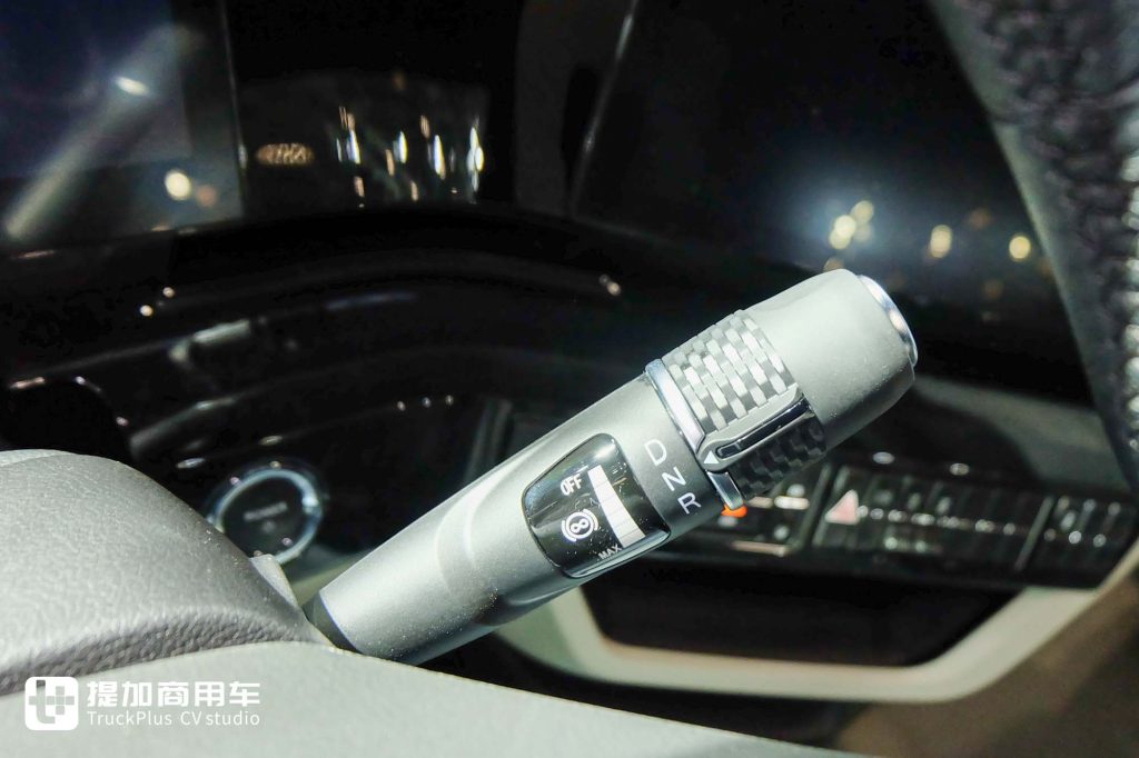 720马力3600牛·米！它是燃气车的“最强王者”？欧曼银河7天然气牵引车实拍