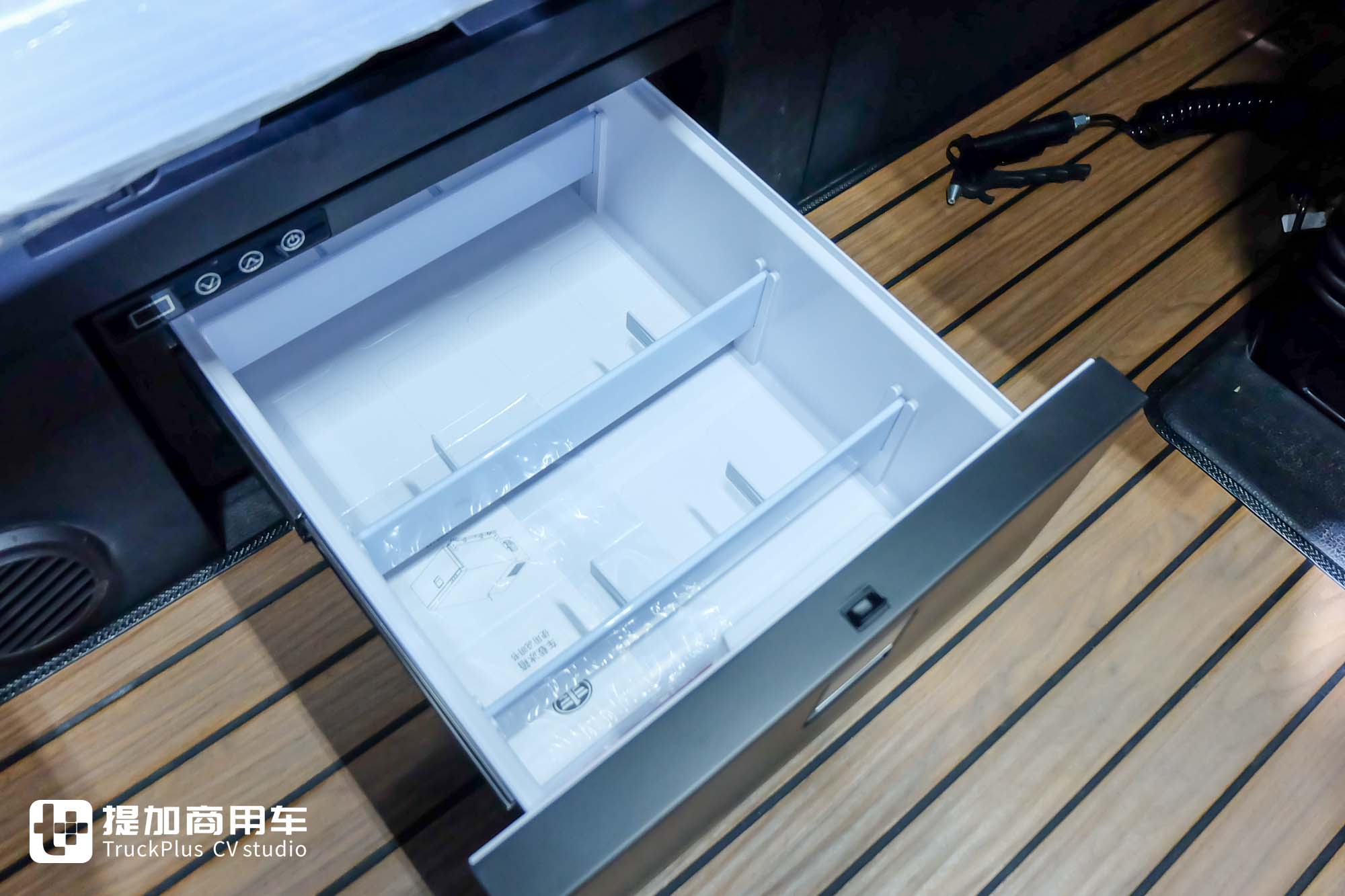 6㎡超大驾驶室！更有660匹高效燃气动力，解放鹰航智尊L版牵引车实拍