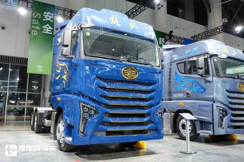 6㎡超大驾驶室！更有660匹高效燃气动力，解放鹰航智尊L版牵引车实拍