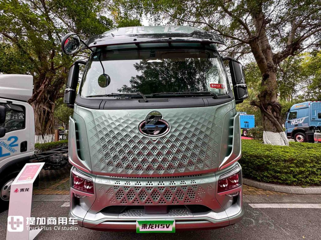 乘龙H5V燃气牵引车再出新车型，东风龙擎动力链加入，更有舒适豪华体验