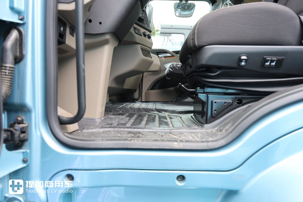 纯平地板驾驶室，还是全新专属造型，陕汽最新推出的H6000E纯电动重卡实拍