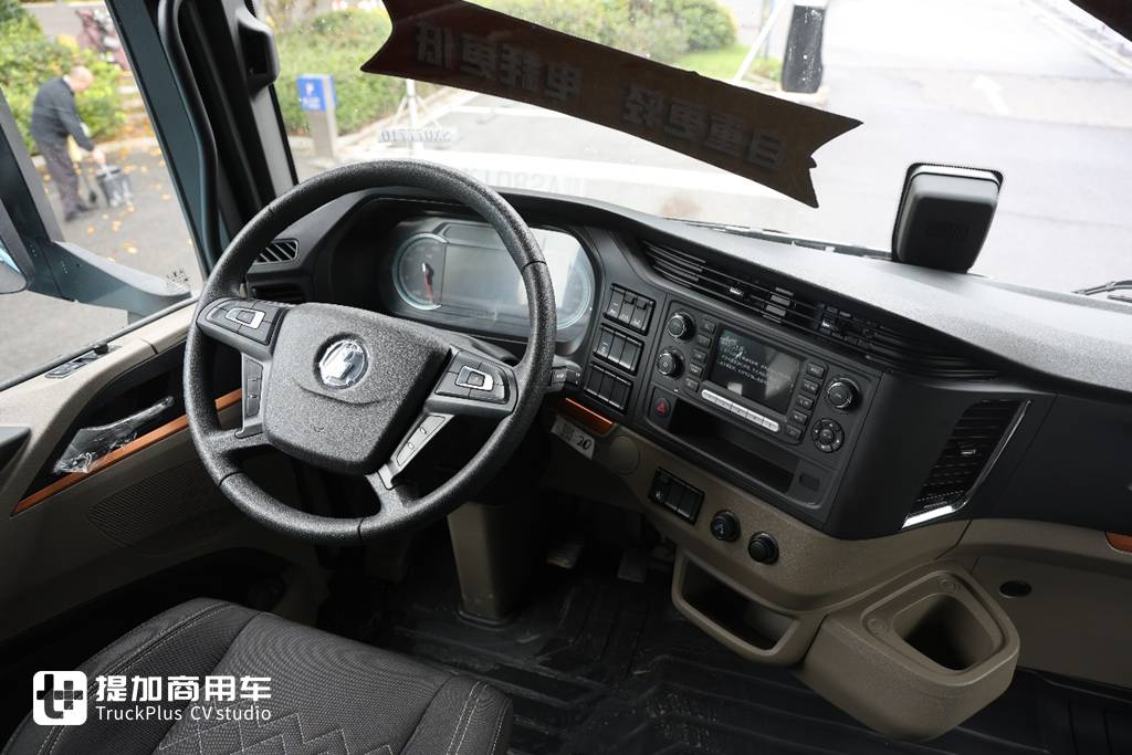 纯平地板驾驶室，还是全新专属造型，陕汽最新推出的H6000E纯电动重卡实拍