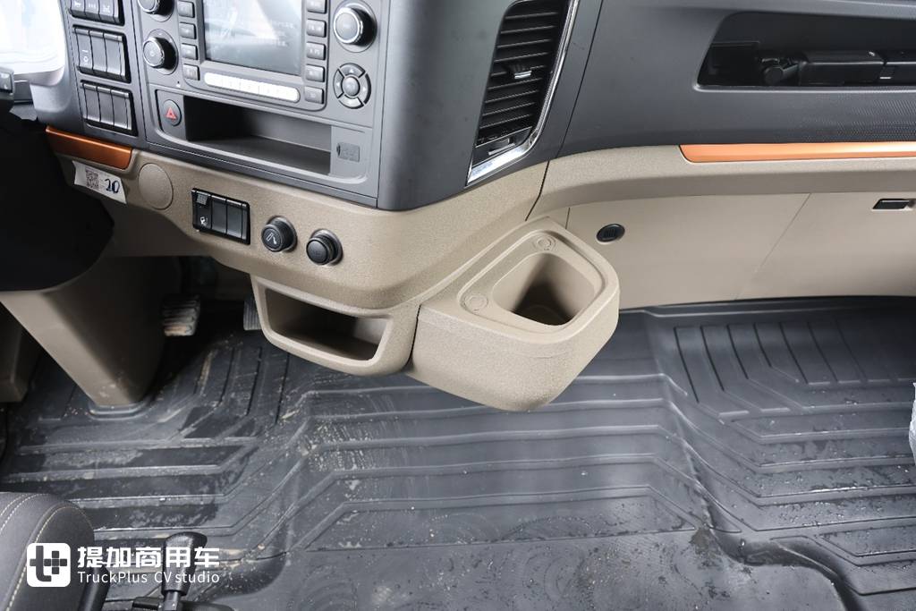 纯平地板驾驶室，还是全新专属造型，陕汽最新推出的H6000E纯电动重卡实拍