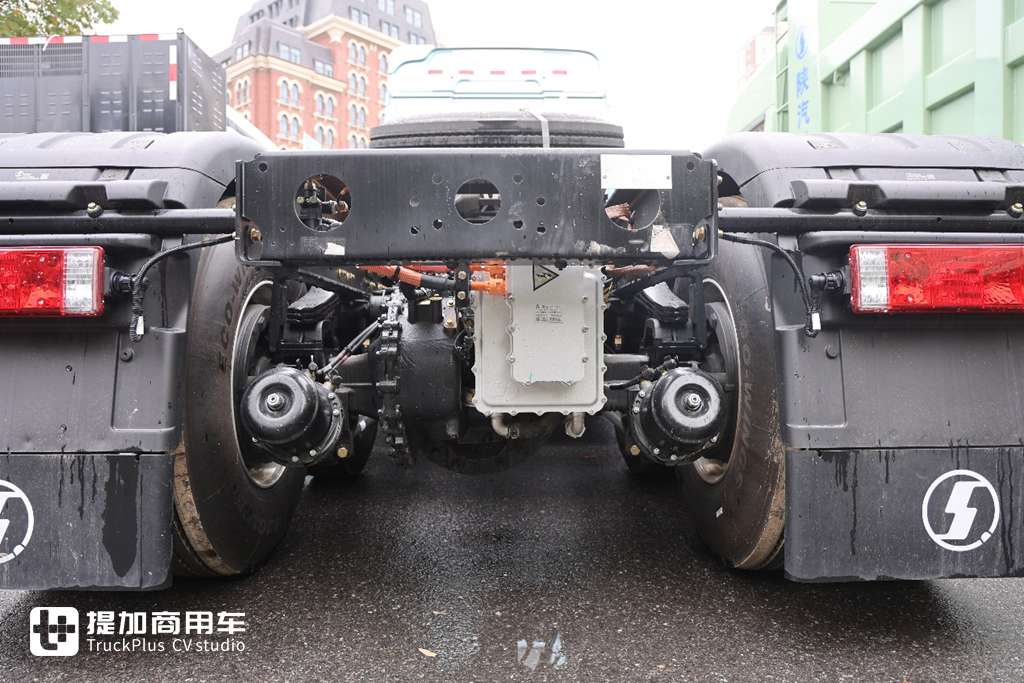 纯平地板驾驶室，还是全新专属造型，陕汽最新推出的H6000E纯电动重卡实拍