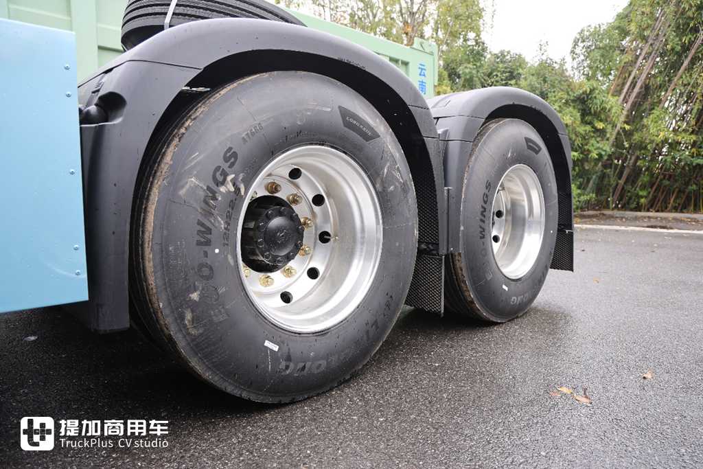 纯平地板驾驶室，还是全新专属造型，陕汽最新推出的H6000E纯电动重卡实拍