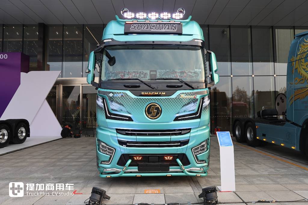 高端再进一步，全新德龙X6000来袭，实拍超凡旗舰牵引车带你看都升级改进了啥！