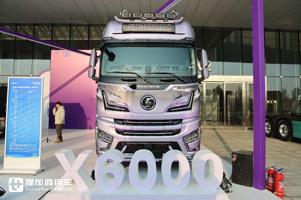 高端再进一步，全新德龙X6000来袭，实拍超凡旗舰牵引车带你看都升级改进了啥！