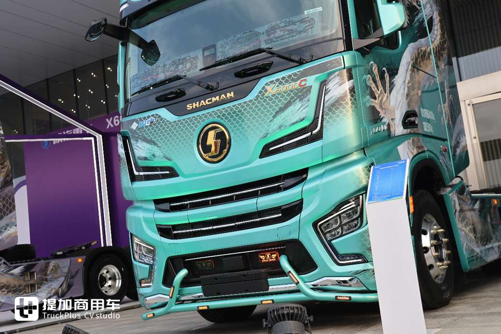 高端再进一步，全新德龙X6000来袭，实拍超凡旗舰牵引车带你看都升级改进了啥！