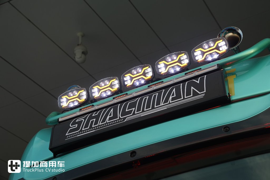 高端再进一步，全新德龙X6000来袭，实拍超凡旗舰牵引车带你看都升级改进了啥！