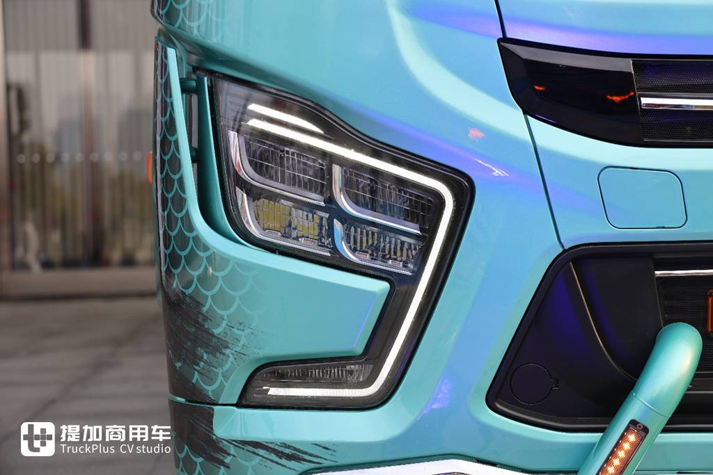 高端再进一步，全新德龙X6000来袭，实拍超凡旗舰牵引车带你看都升级改进了啥！