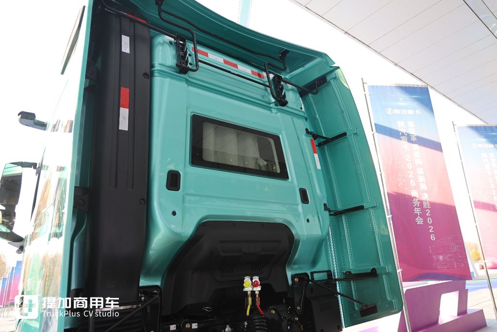 高端再进一步，全新德龙X6000来袭，实拍超凡旗舰牵引车带你看都升级改进了啥！