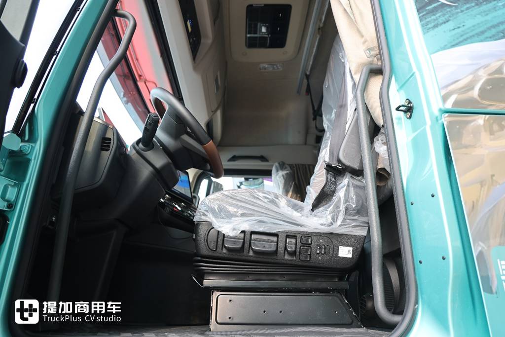 高端再进一步，全新德龙X6000来袭，实拍超凡旗舰牵引车带你看都升级改进了啥！