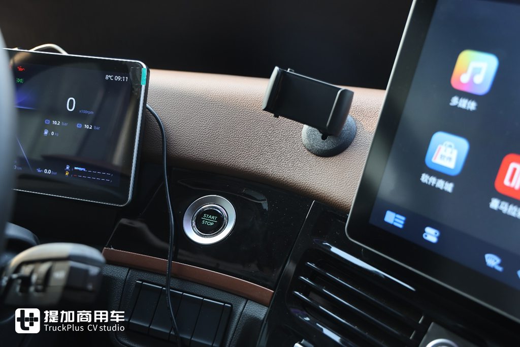 高端再进一步，全新德龙X6000来袭，实拍超凡旗舰牵引车带你看都升级改进了啥！