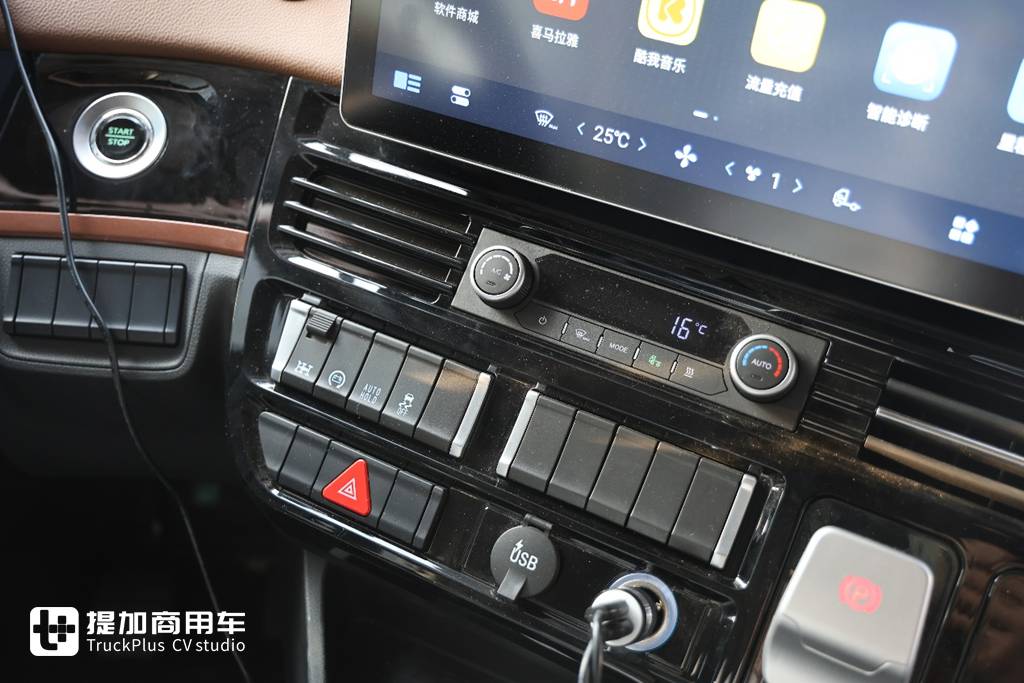 高端再进一步，全新德龙X6000来袭，实拍超凡旗舰牵引车带你看都升级改进了啥！
