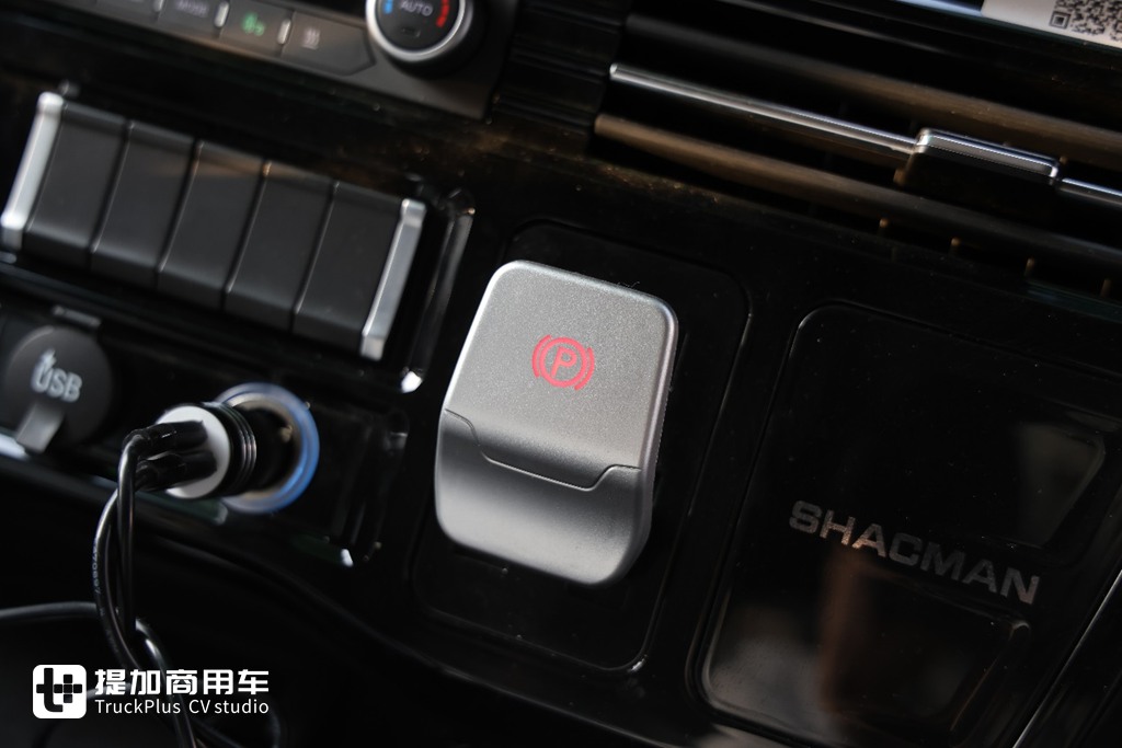 高端再进一步，全新德龙X6000来袭，实拍超凡旗舰牵引车带你看都升级改进了啥！