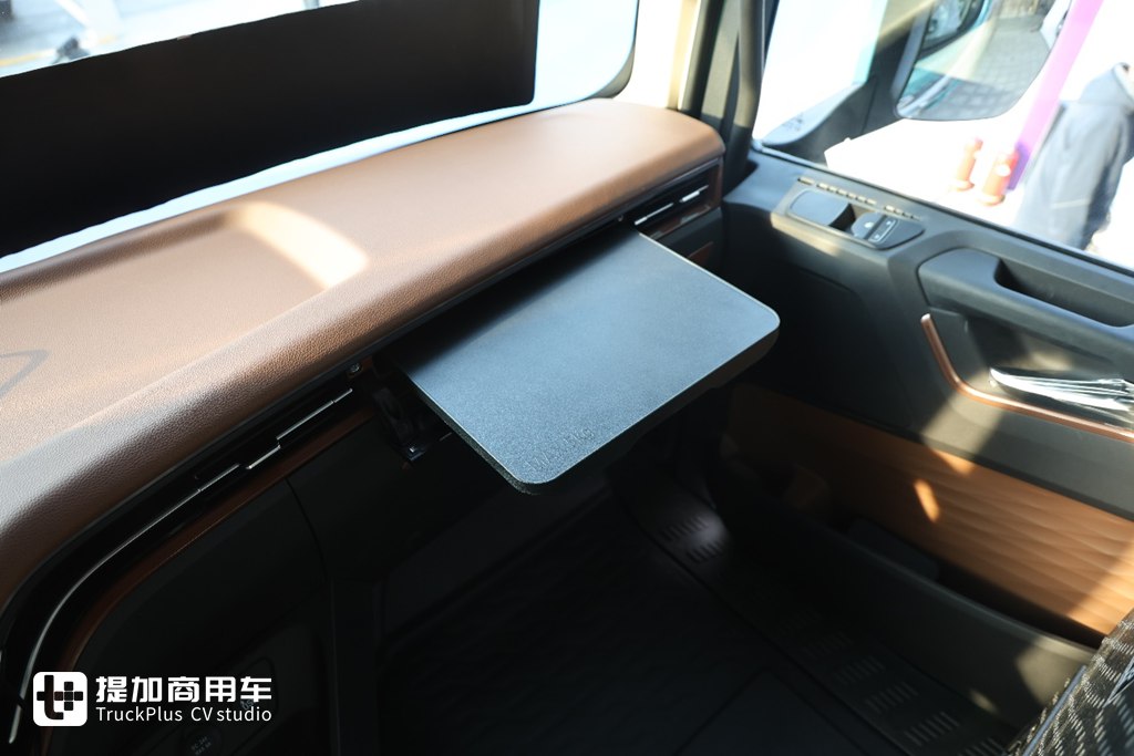 高端再进一步，全新德龙X6000来袭，实拍超凡旗舰牵引车带你看都升级改进了啥！