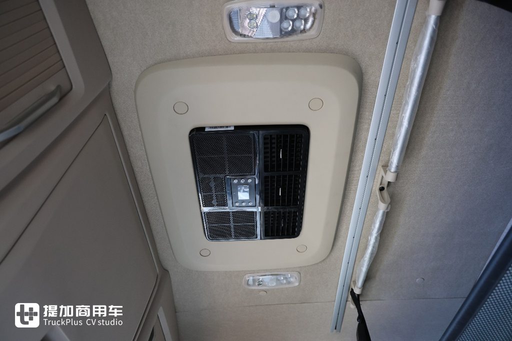 高端再进一步，全新德龙X6000来袭，实拍超凡旗舰牵引车带你看都升级改进了啥！