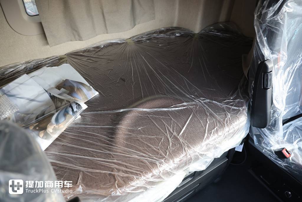 高端再进一步，全新德龙X6000来袭，实拍超凡旗舰牵引车带你看都升级改进了啥！
