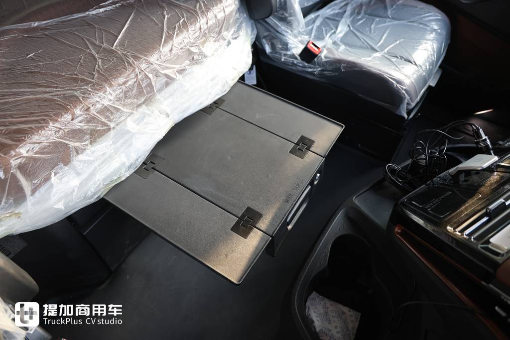 高端再进一步，全新德龙X6000来袭，实拍超凡旗舰牵引车带你看都升级改进了啥！