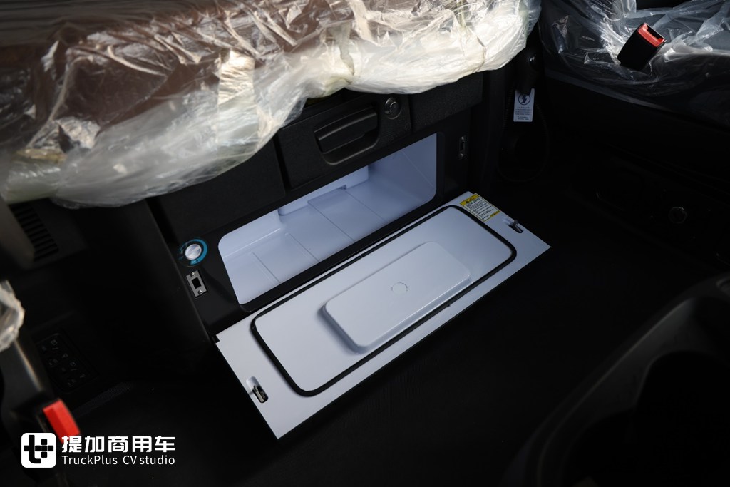 高端再进一步，全新德龙X6000来袭，实拍超凡旗舰牵引车带你看都升级改进了啥！
