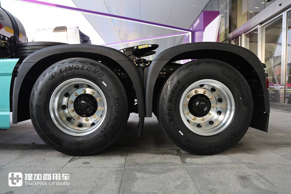 高端再进一步，全新德龙X6000来袭，实拍超凡旗舰牵引车带你看都升级改进了啥！