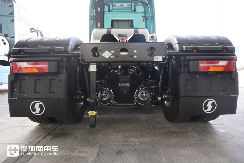 高端再进一步，全新德龙X6000来袭，实拍超凡旗舰牵引车带你看都升级改进了啥！