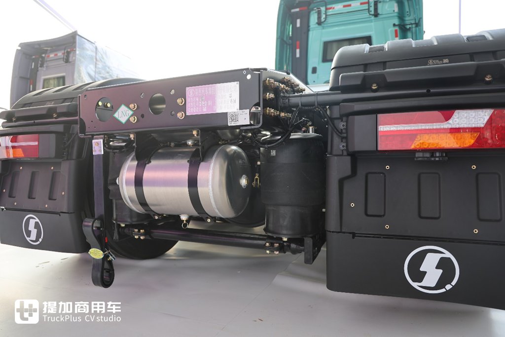高端再进一步，全新德龙X6000来袭，实拍超凡旗舰牵引车带你看都升级改进了啥！