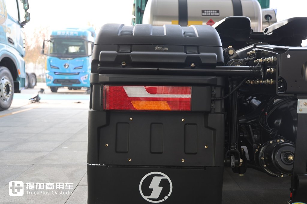 高端再进一步，全新德龙X6000来袭，实拍超凡旗舰牵引车带你看都升级改进了啥！