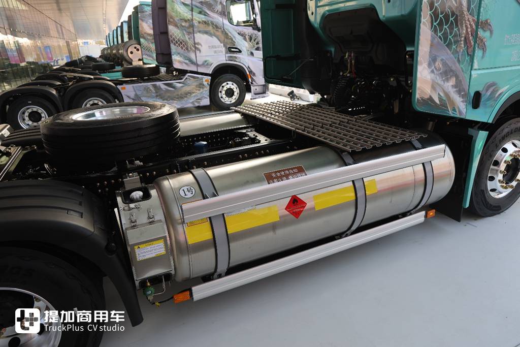高端再进一步，全新德龙X6000来袭，实拍超凡旗舰牵引车带你看都升级改进了啥！