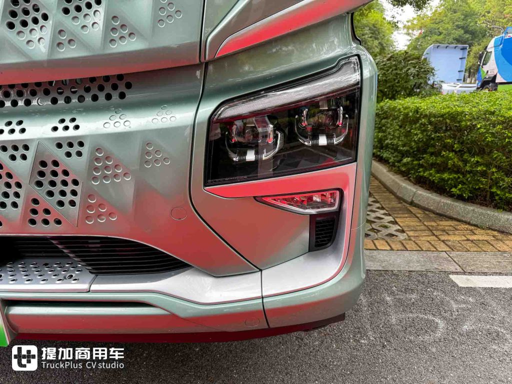 乘龙H5V燃气牵引车再出新车型，东风龙擎动力链加入，更有舒适豪华体验