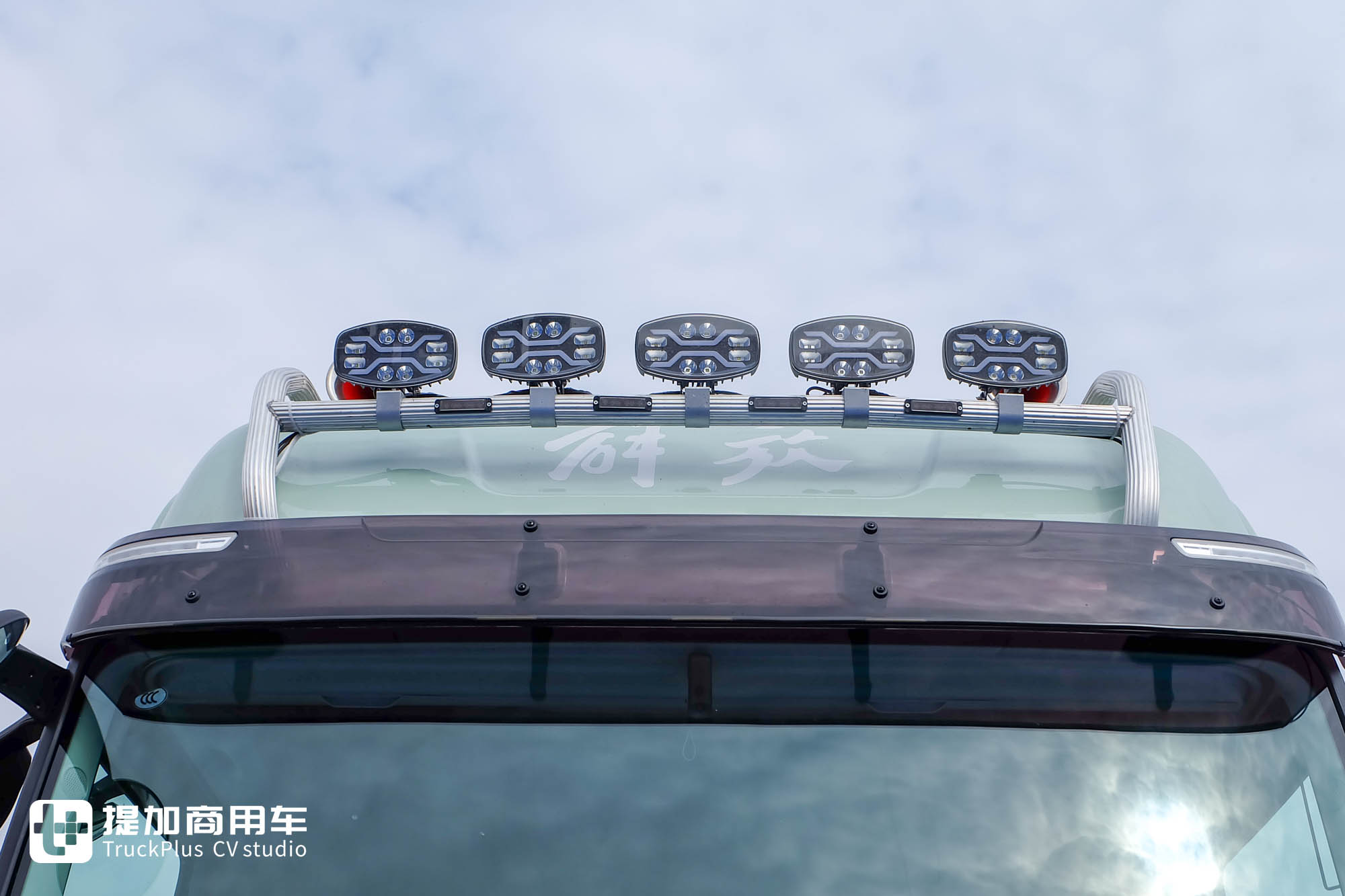 660匹马力+3000L超大气瓶！还带官方外观改装，这台解放J7 LNG牵引车不一般