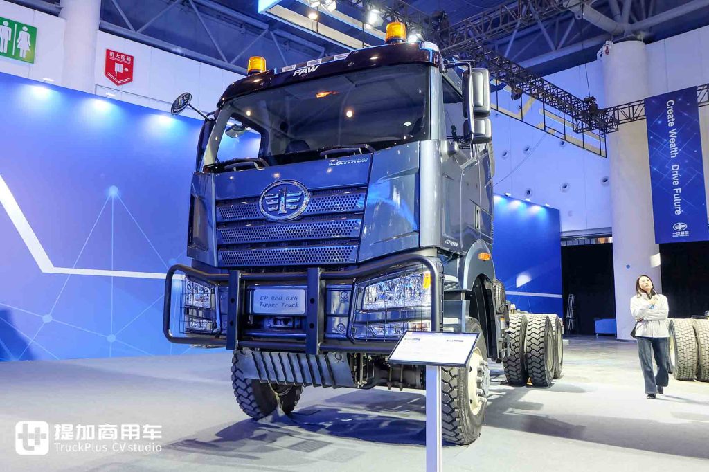 公路列车牵引车、全驱工程车抢眼!解放海外品牌CORTRON来袭,实拍带您看亮点车型!