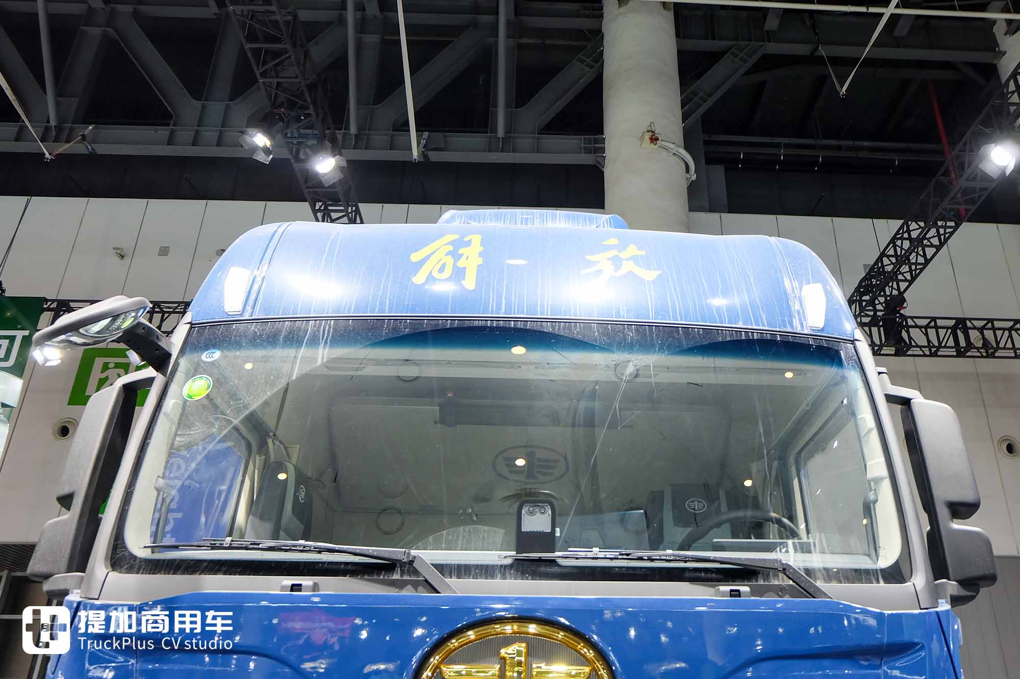 6㎡超大驾驶室！更有660匹高效燃气动力，解放鹰航智尊L版牵引车实拍