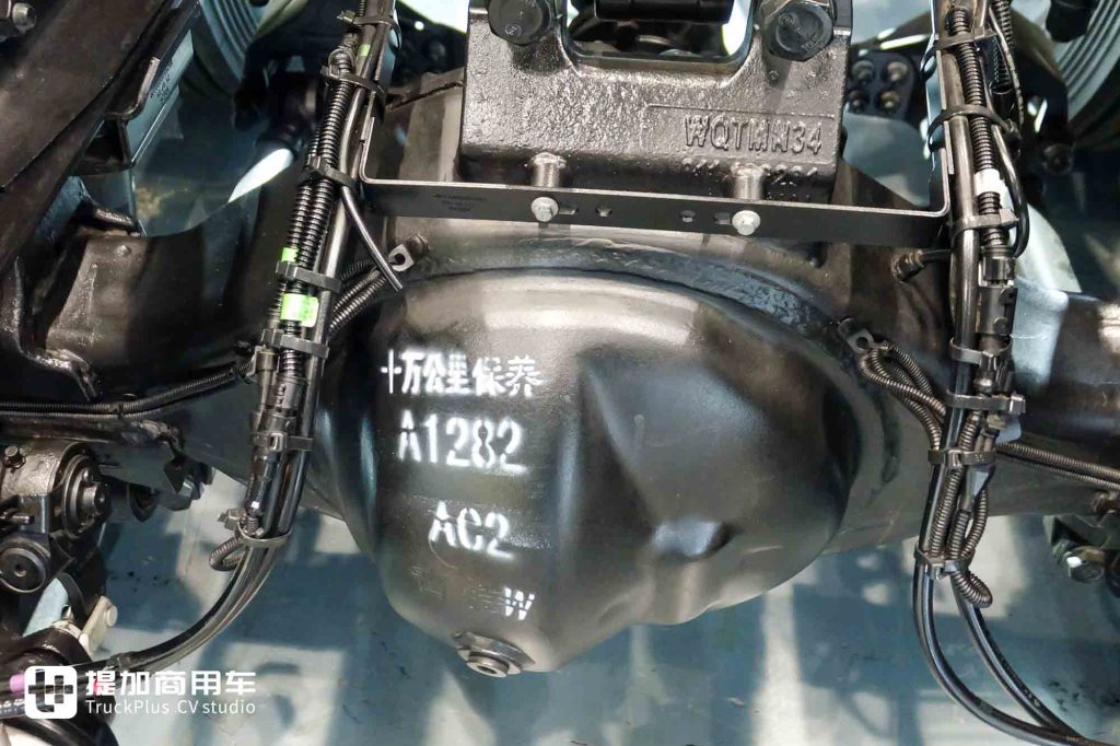 720马力3600牛·米！它是燃气车的“最强王者”？欧曼银河7天然气牵引车实拍