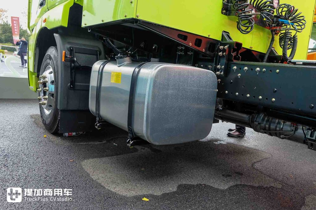 这台重卡发动机排量只有2.5升!综合续航超1400KM,联合重卡云凤凰增程混动牵引车实拍