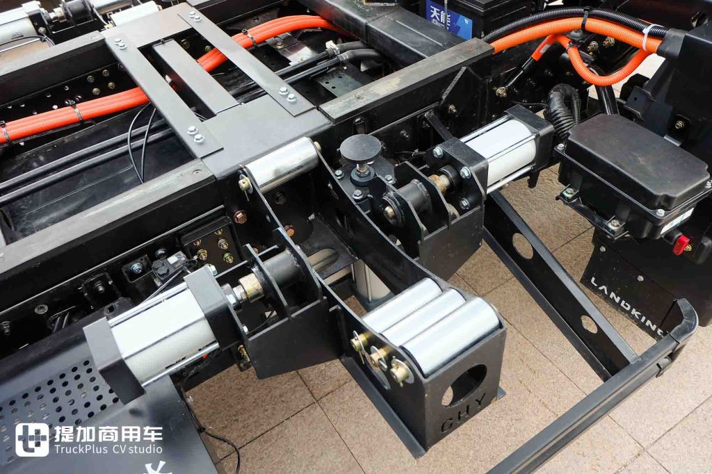 4分钟快速换厢！免去装卸等待烦恼？潍柴新能源蓝擎·悦EH甩厢车实拍