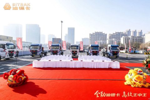 汕德卡100台G7M新能源港口牵引车批量交付天津港，助力港口物流行业绿色转型！