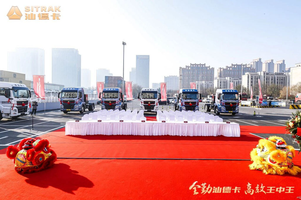 汕德卡100台G7M新能源港口牵引车批量交付天津港，助力港口物流行业绿色转型！