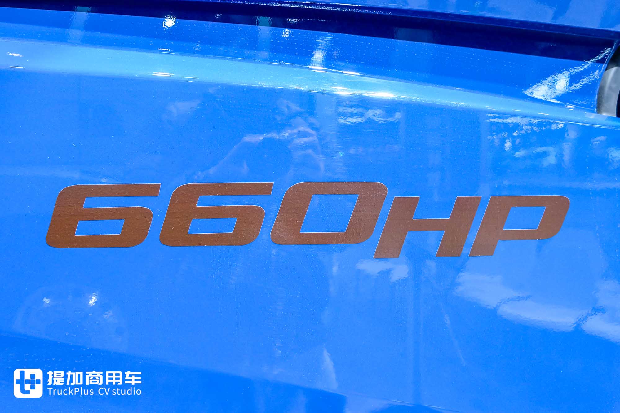 6㎡超大驾驶室！更有660匹高效燃气动力，解放鹰航智尊L版牵引车实拍