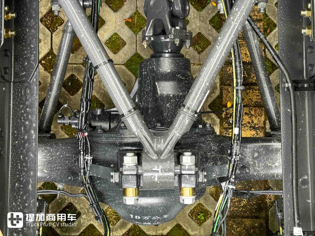 乘龙H5V燃气牵引车再出新车型，东风龙擎动力链加入，更有舒适豪华体验