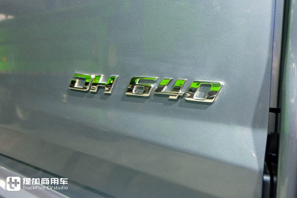 解放鹰航也有出口版？配640匹大马力发动机，解放最新发布的DORTRON DH 640牵引车实拍
