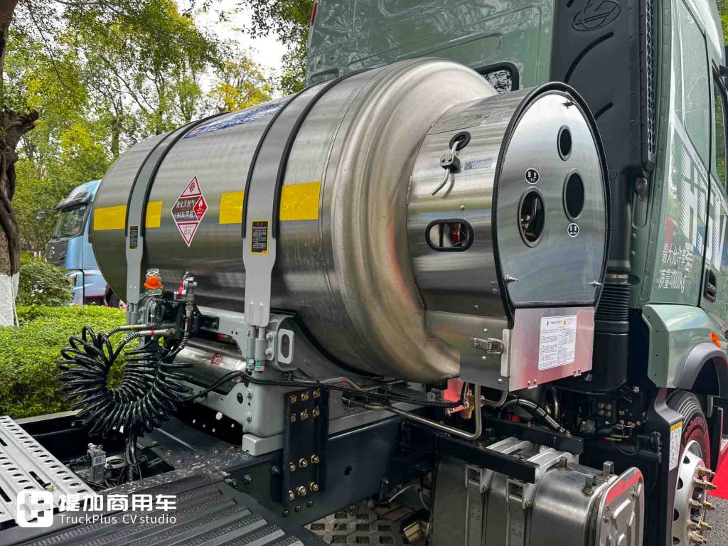乘龙H5V燃气牵引车再出新车型，东风龙擎动力链加入，更有舒适豪华体验
