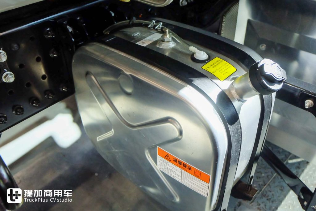 720马力3600牛·米！它是燃气车的“最强王者”？欧曼银河7天然气牵引车实拍